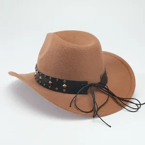 Chapeau de cowboy western en feutre de laine avec bande en cuir à clous, détail Fedora.