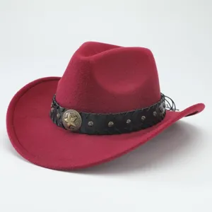 Classico cappello da cowboy western rosso con elegante fascia in pelle nera e borchie.