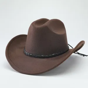 Dettaglio cappello cowboy western in feltro di lana marrone, con elegante fascia intrecciata.