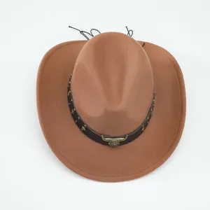 Chapeau de cowboy western en feutre marron vintage avec ceinture en cuir et taureau.