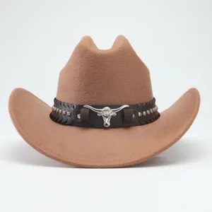 Cappello da cowboy in feltro retrò con emblema di toro in metallo e fascia in pelle.