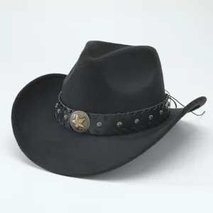 Primo piano dettagliato del cappello da cowboy western in lana nera con fascia in pelle e borchia.
