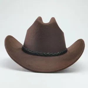 Classico cappello da cowboy western in feltro marrone con fascia intrecciata nera autunnale.
