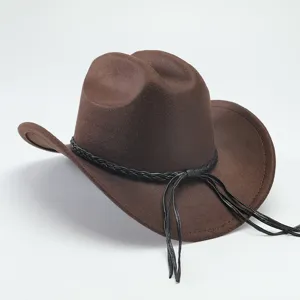 Dettaglio cappello da cowboy western in feltro marrone con fascia intrecciata e tesa.