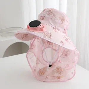 Detailansicht des Solarventilator-Sonnenhutes mit rosa Stoff und integriertem Solarpanel.