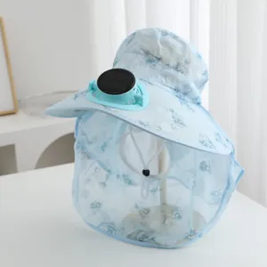 Detailansicht des Sonnenhutes mit Solarventilator und Nackenschutz für Outdoor-Aktivitäten.