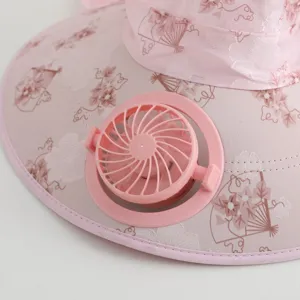 Nahaufnahme eines rosa Sonnenschutzhutes mit eingebautem Kühlventilator und Blumendruckmuster.