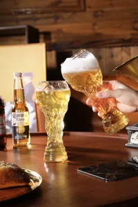 Weltapokal Form Bierglas, grosse Kapazitat Fussball Glas fuer Bar Party und Sportveranstaltungen.
