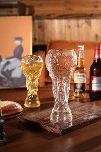 Detailansicht des kreativen Fussball Trophaeen Bierglases, ideal fuer Bar und Party.