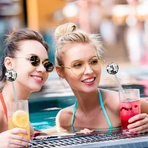 Agitateurs de cocktail boule disco vue détaillée, bâtonnets élégants pour vos pool parties déco.