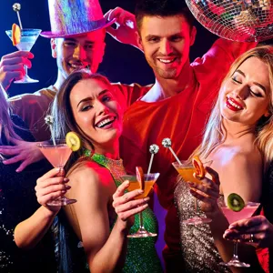 Vue détaillée des agitateurs à cocktail boule disco lors d'une fête animée, parfaits pour la déco de bar.