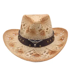 Chapeau de cowboy en paille avec ceinture en cuir et emblème de taureau plage été.