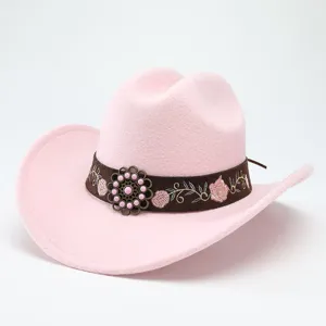 Rosa Western Cowboyhut Nahaufnahme Detail, braunes besticktes Band mit Metall Blumen Schnalle.