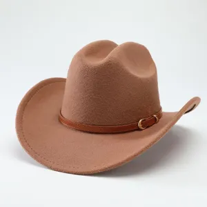 Dettaglio cappello da cowboy in feltro marrone, tesa curva, sottile cintura con fibbia in metallo.