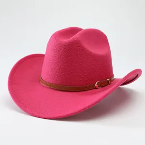 Primo piano dettagliato del cappello da cowboy in feltro rosa, con cinturino in pelle e fibbia.