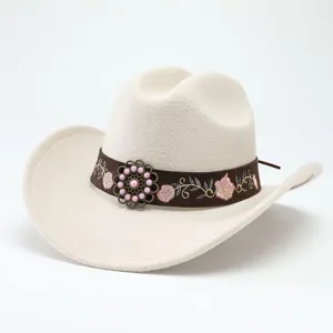 Detailansicht eines stilvollen Western-Cowboyhuts mit besticktem braunem Band und Vintage-Metallschnalle.