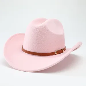 Elegante cappello da cowboy occidentale rosa con cintura marrone e fibbia in metallo per esterni.