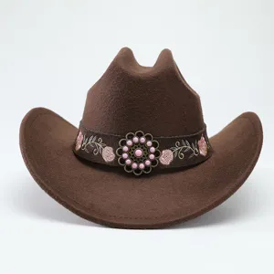 Detail des braunen Western-Cowboyhuts mit Blumenstickerei und einer vintage rosa Steinschnalle.