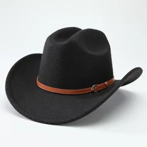 Classico cappello da cowboy fedora in feltro nero con cinturino in pelle marrone stile.