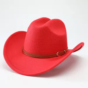 Cappello da cowboy occidentale in feltro rosso con dettaglio cintura marrone per stile all'aperto.