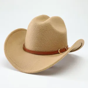 Dettaglio del cappello da cowboy in feltro cachi, con cinturino in pelle marrone e fibbia.