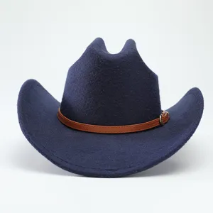Cappello da cowboy in feltro di lana blu navy con cinturino di pelle marrone e fibbia metallica.
