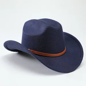 Primo piano dettagliato del cappello da cowboy in feltro blu scuro con fascia in pelle.