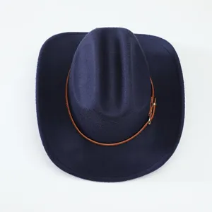 Classico cappello in feltro blu scuro con cinturino in pelle marrone, stile cowboy.