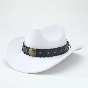 Dettaglio del cappello da cowboy occidentale bianco, cappello in feltro con fascia nera e stella.