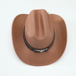 Dettaglio cappello da cowboy in lana marrone retrò, cappello jazz a tesa larga con fibbia in metallo.