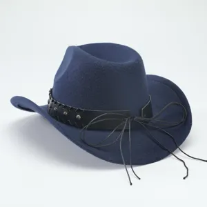 Primo piano di un cappello da cowboy in feltro blu scuro con fascia borchiata e lacci.