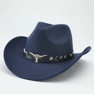 Détail de gros plan du chapeau de cow-boy occidental avec crâne de taureau en métal.
