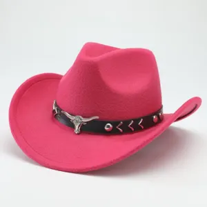 Chapeau de cowboy occidental rose avec bande en cuir noir et décor de crâne de taureau en métal.