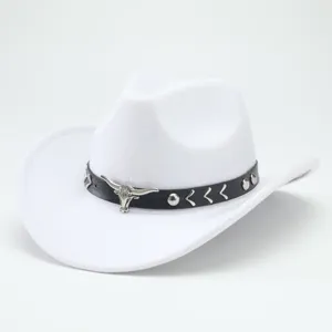 Gros plan sur le chapeau de cowboy occidental blanc avec bande en cuir noir et crâne de taureau.