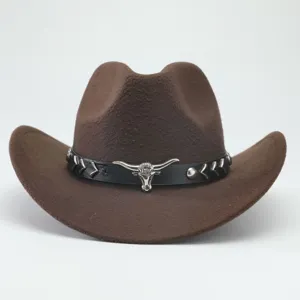 Détail de chapeau de cowboy occidental marron, feutre avec bande en cuir et tête de taureau.