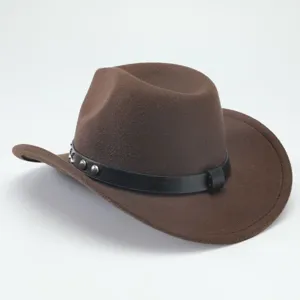 Vue détaillée d'un chapeau de cowboy western marron avec bande en cuir noir et rivets.