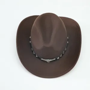 Chapeau de cowboy en feutre marron avec bande noire et ornement de crâne de taureau.