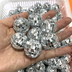 Mini boules a facettes argentees avec anneau pour decoration de fete et sapin de Noel.