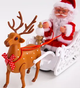 Jouet musical électrique de Père Noël en traîneau de renne, gros plan de décoration de Noël.
