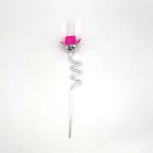 Nahaufnahme von Party Trinkhalm mit glitzernder Diskokugel und pinkem Cowboyhut Detail.