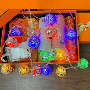Catena luminosa palla da disco con sfere specchiate riflettenti e LED colorati.