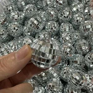 Petites boules a facettes disco avec attaches pour sapin de Noel et decoration de fete.