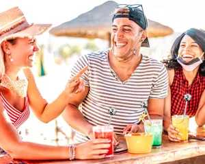 Agitateurs de cocktail boule disco pour fêtes de bar. Bâtonnets à cocktail argentés brillants.