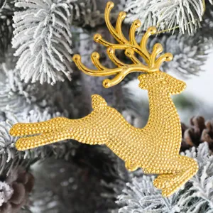 Nahaufnahme Detail eines glitzernden strukturierten goldenen Rentier Weihnachtsbaum Anhängers.