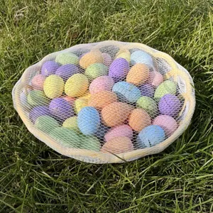 Bunte Mini Ostereier im Korb mit Netzbeutel, perfekt für Frühlings- und Feiertagsdekoration.