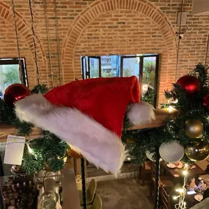 Rode pluche kerstmuts voor dames, zachte feestelijke vakantiepet en kerstversiering item.