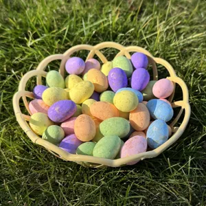 Kleine Ostereier im Korb, bunte gesprenkelte Taubeneier für Osterfest Party Deko.