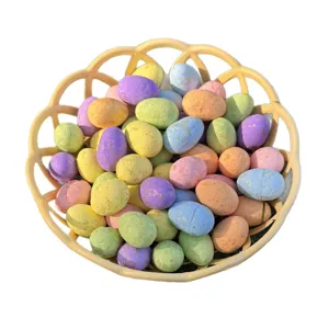 Bunte Pastell-Oster-Eier in dekorativem Korb, ideal für Kindergeschenke und österliche Heimdekoration.
