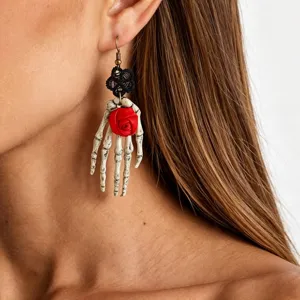 Boucles d'oreilles main de squelette rose rouge Halloween avec belle dentelle noire.