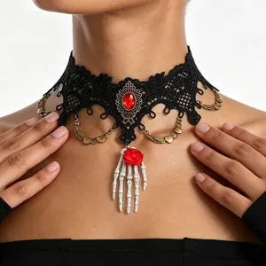 Détail du collier ras de cou gothique en dentelle noire avec pierre rouge et squelette.